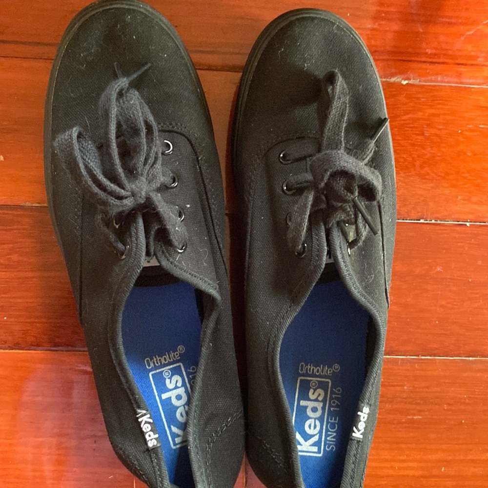 KEDS black lace up tennis shoes